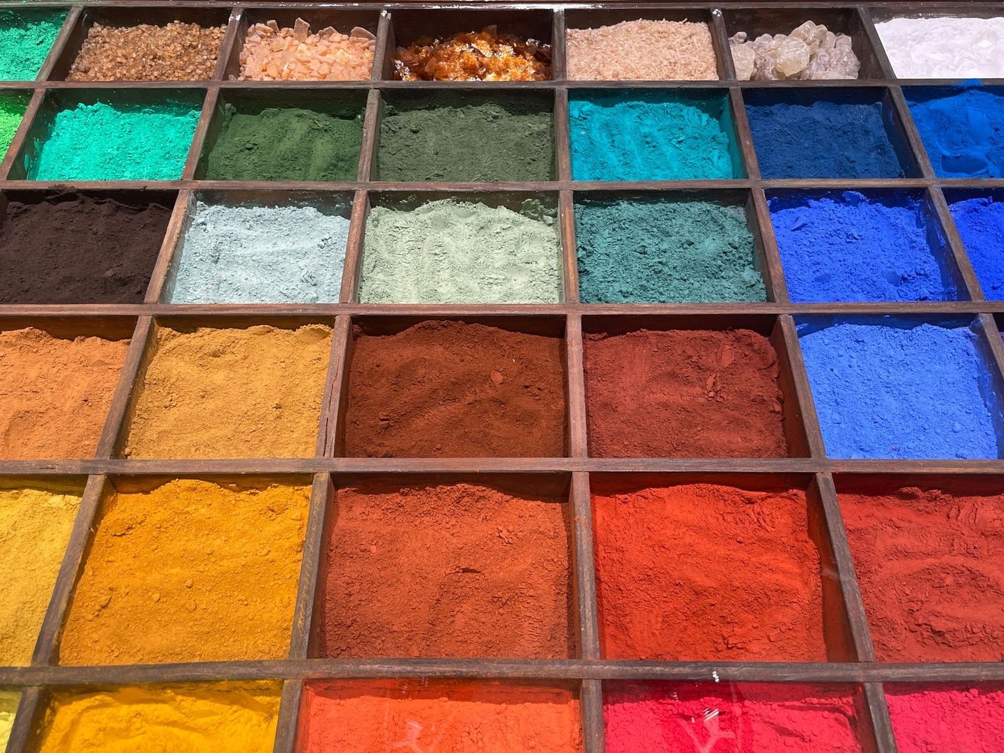 Scomparti con pigmenti minerali in polvere dai colori vivaci