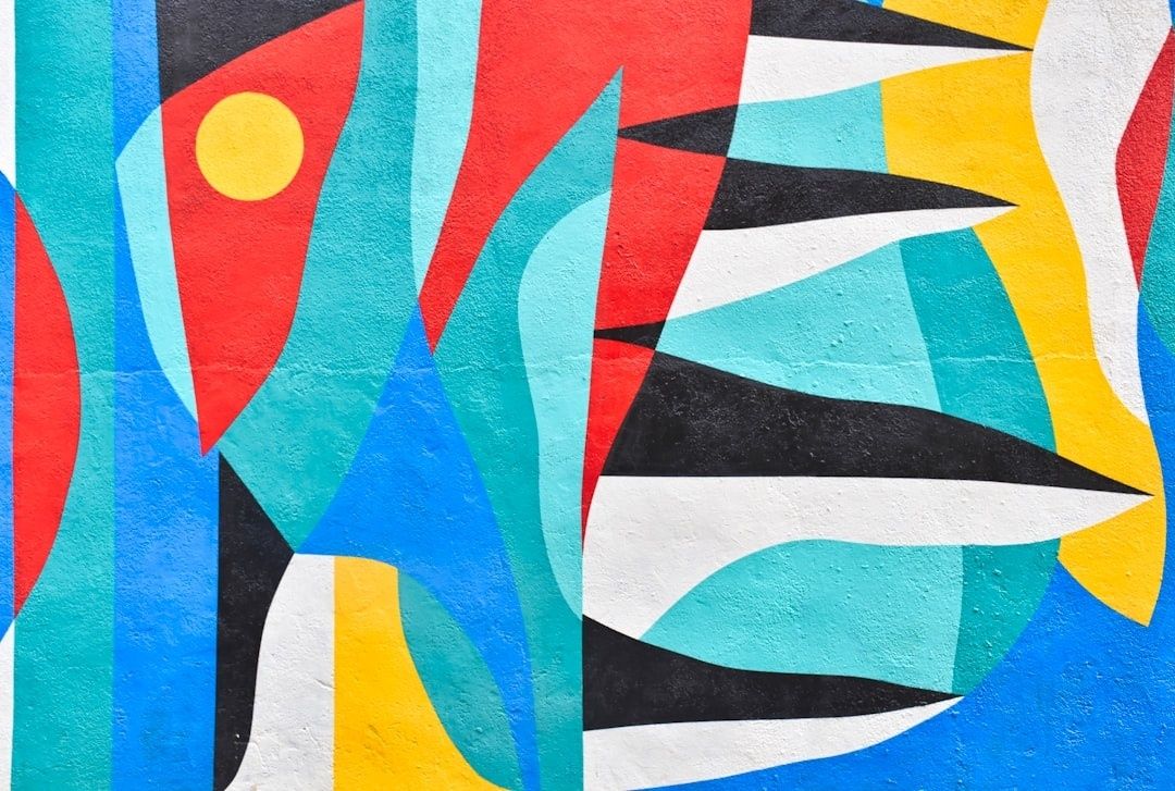 Murale astratto con forme geometriche dai colori vivaci e contrastanti